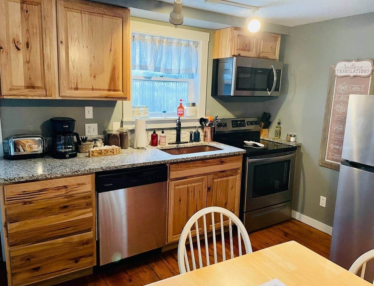 Coffee/tea maker, fridge, microwave, oven