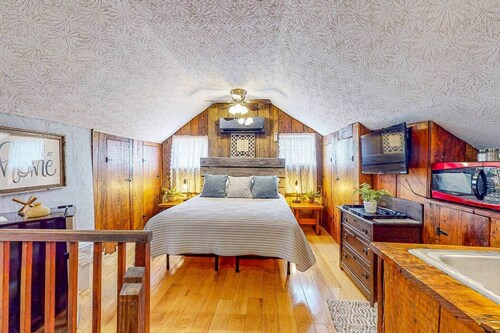 Bertha's Cabin: Rustic Ohio River Retreat
