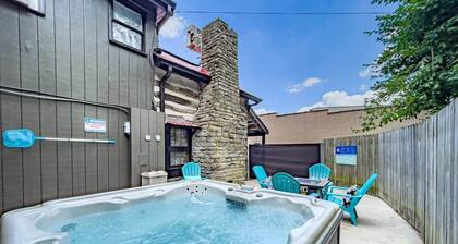 Del's Cabin: River Retreat Sleeps 8 w/ Hot Tub