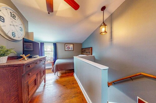 Del's Cabin: River Retreat Sleeps 8 w/ Hot Tub