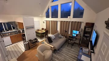 Smart-tv, dvd-spelare, böcker och ett filmbibliotek