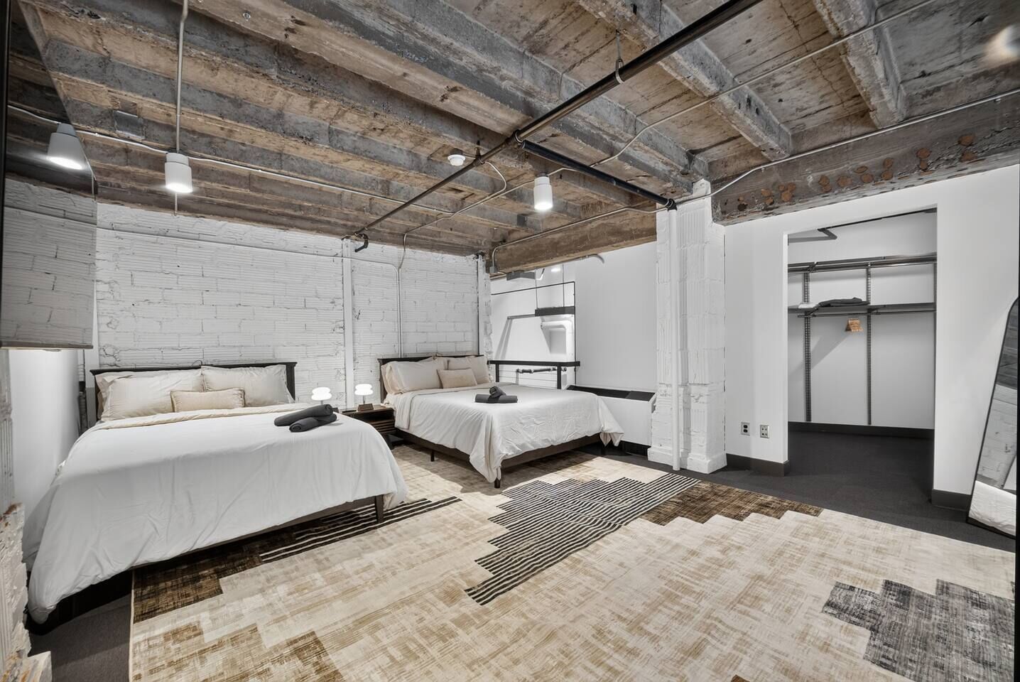 1 bedroom, desk, WiFi