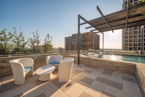 A rooftop terrace with a pool, seating area, and a view of the cityscape. - Penthouse Loft, Central Downtown Dallas, Pool+Gym+Office, City Views (Dallas)