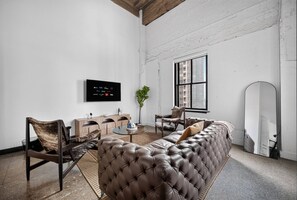 Living area - Penthouse Loft, Central Downtown Dallas, Pool+Gym+Office, City Views (Dallas)