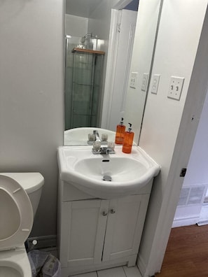 Bathroom - Modern Queens Quay 2BR by Toronto Waterfront (Toronto)