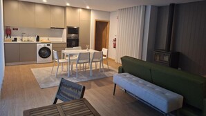 Eine moderne Wohnung mit Küche, Essbereich und Wohnraum.