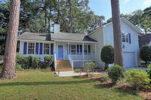 A single-story house with a front porch, a garage, and a well-maintained lawn. - Fun Family Friendly 3bd/2ba Near Tybee & Savannah (Savannah)