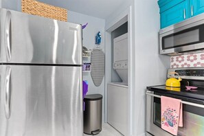 From laundry to leftovers, this compact corner has everything you need to keep life neat, tidy, and delicious. - Downtown Savannah * Fun Studio on Jones Street * Walk to Forsyth * Dogs OK (Savannah)