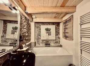 Hair dryer, towels, toilet paper - A 130-square-meter listed loft in the heart of the old town of Île-Rousse, just 150 meters from the beach! (L'Île-Rousse)
