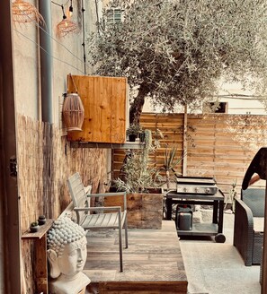 Outdoor dining - A 130-square-meter listed loft in the heart of the old town of Île-Rousse, just 150 meters from the beach! (L'Île-Rousse)