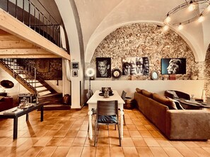 Dining - A 130-square-meter listed loft in the heart of the old town of Île-Rousse, just 150 meters from the beach! (L'Île-Rousse)