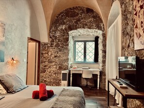 Desk, iron/ironing board, travel cot, free WiFi - A 130-square-meter listed loft in the heart of the old town of Île-Rousse, just 150 meters from the beach! (L'Île-Rousse)