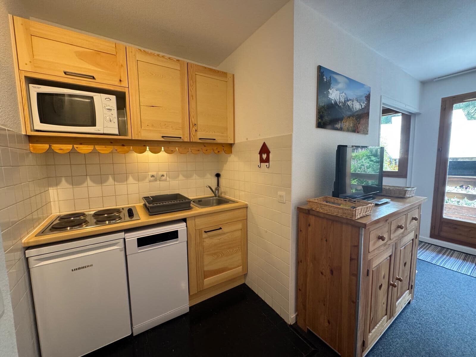 Coffee/tea maker, fridge, microwave, dishwasher