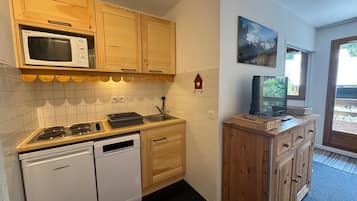 Coffee/tea maker, fridge, microwave, dishwasher