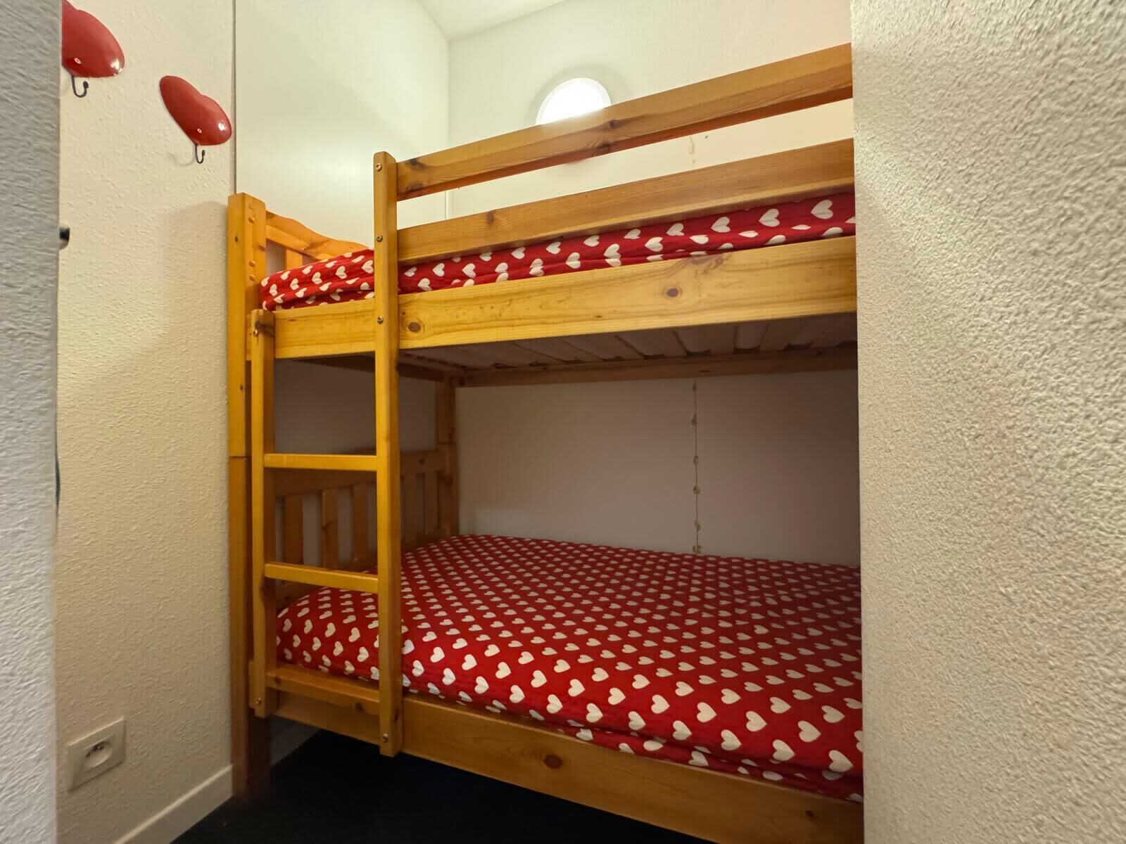 2 bedrooms, travel crib, WiFi