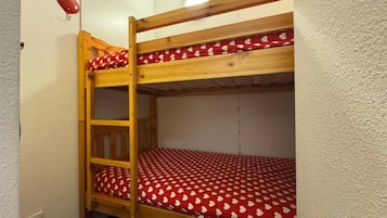 2 bedrooms, travel crib, WiFi