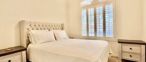 3 habitaciones, tabla de planchar con plancha, wifi y ropa de cama
