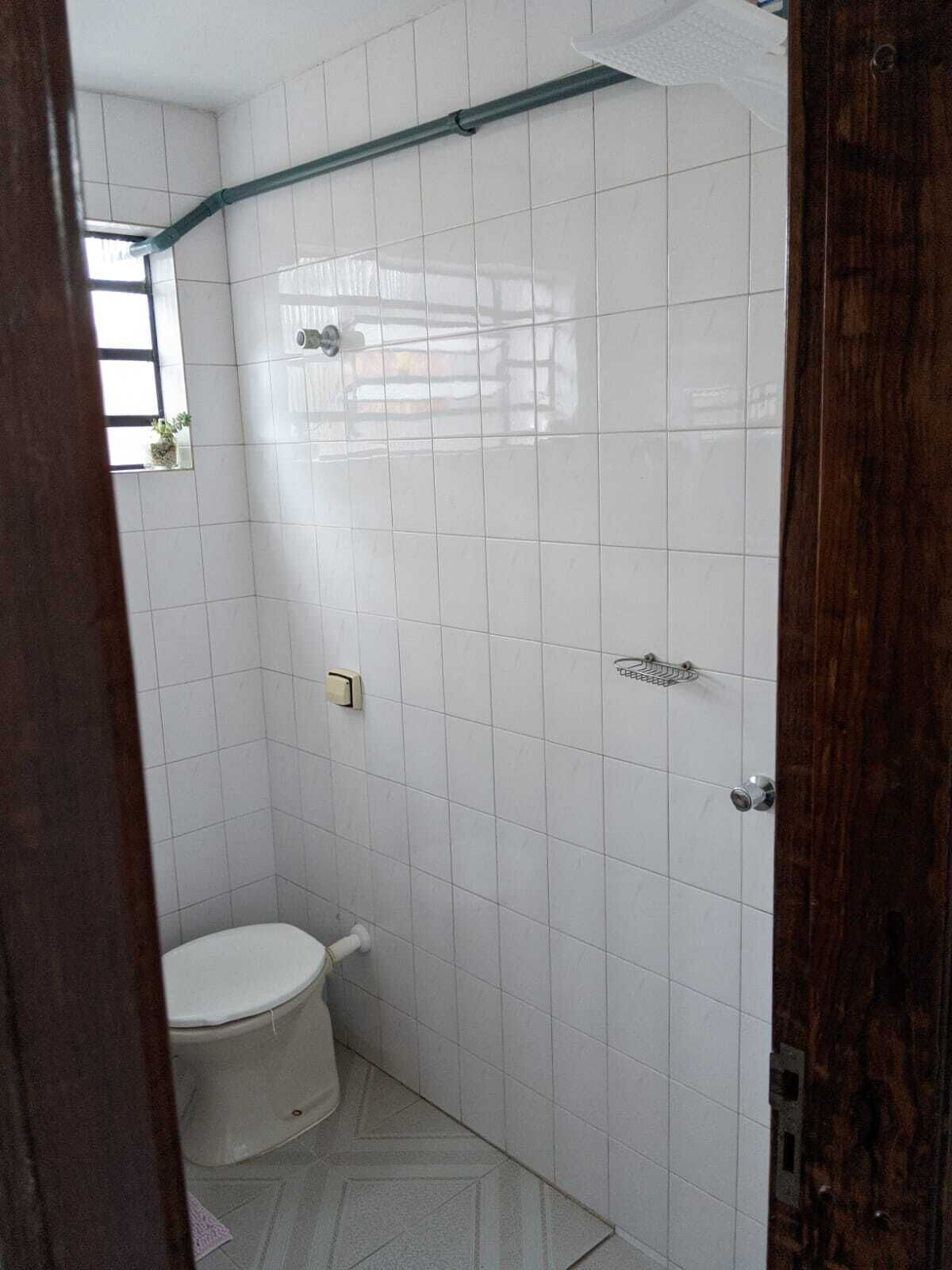 Ducha, secador de pelo, toallas y papel higiénico