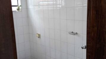 Ducha, secador de pelo, toallas y papel higiénico