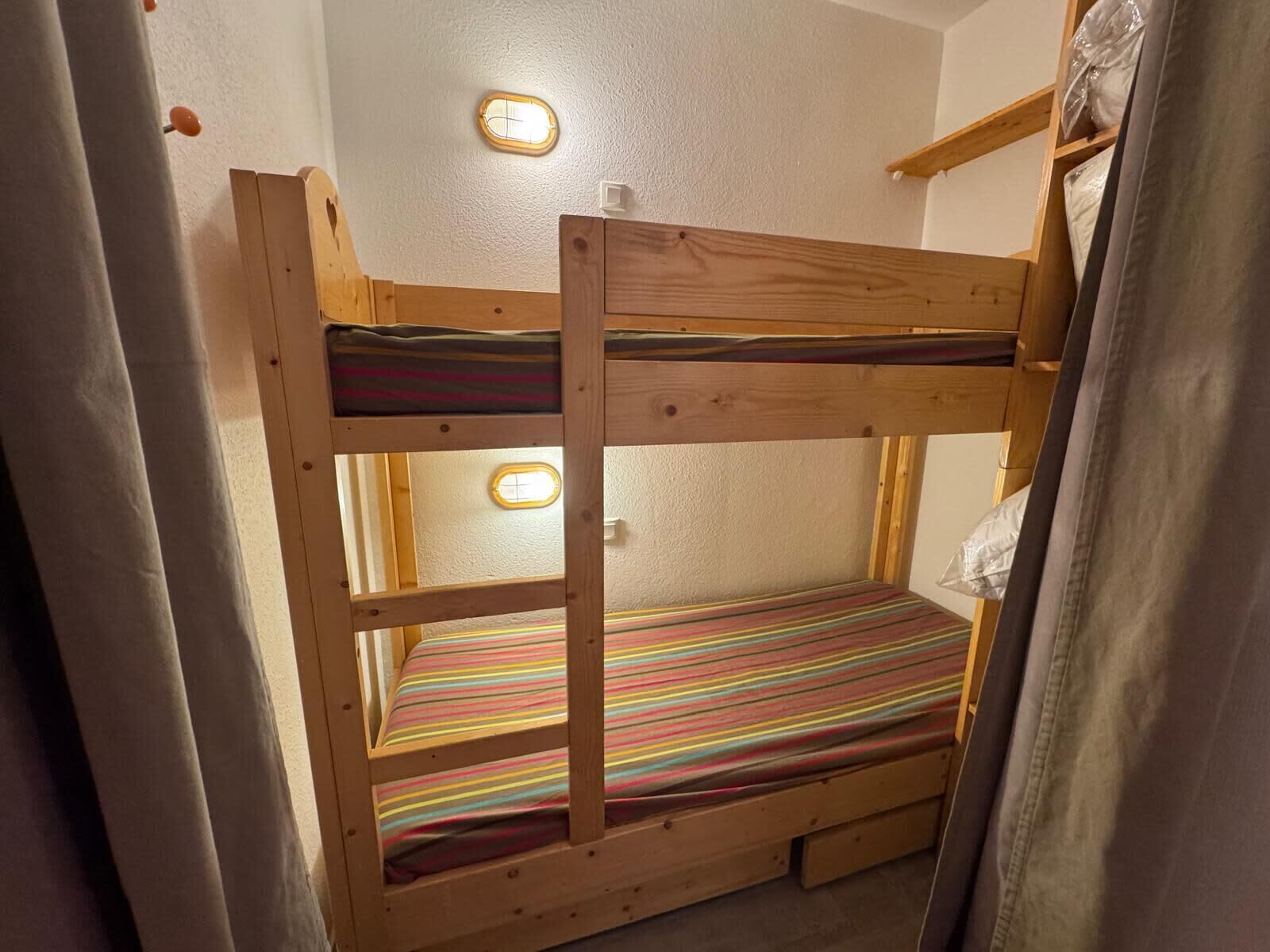 2 Schlafzimmer, Reisekinderbett