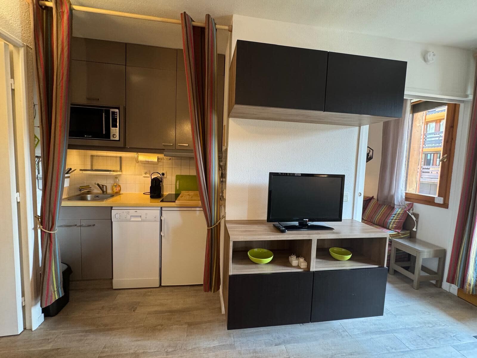 Coffee/tea maker, fridge, microwave, dishwasher