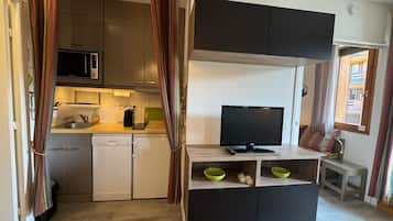 Coffee/tea maker, fridge, microwave, dishwasher