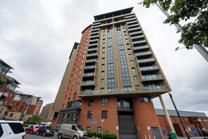 Exterior - Stylish Canal views Sleeps 8 | City Leeds Location (Leeds)
