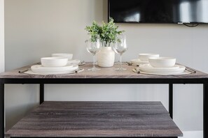 Dining - Stylish Canal views Sleeps 8 | City Leeds Location (Leeds)