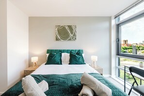 Room - Stylish Canal views Sleeps 8 | City Leeds Location (Leeds)