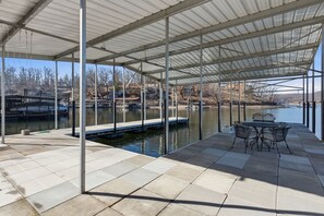 Outdoor dining - Lake Ozark Home on 2MM. Private dock, quiet cove! (Lake Ozark)
