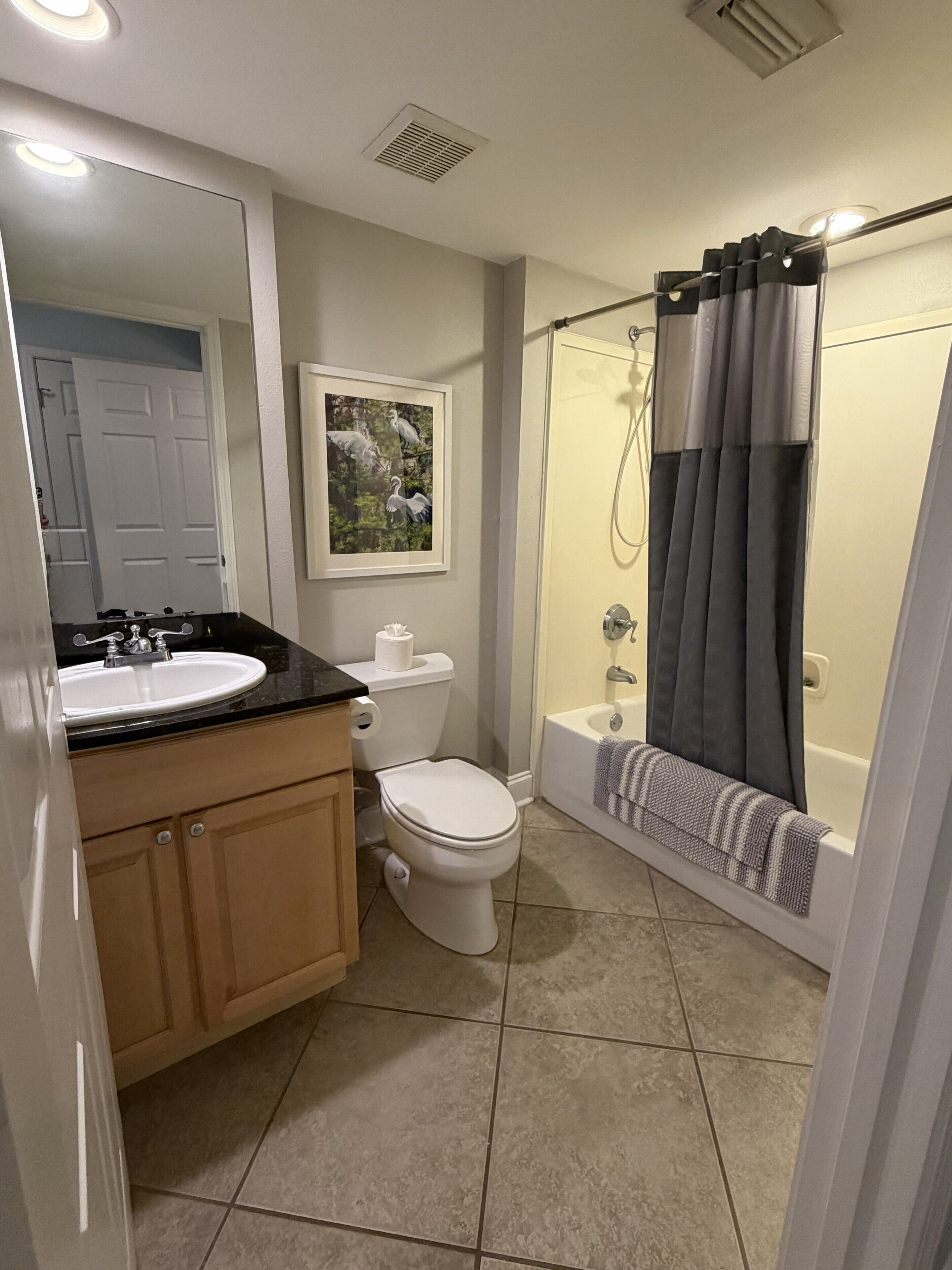 Une salle de bain comprenant des toilettes, un lavabo et un espace douche.