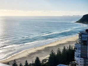 A beach with a view of the ocean and a building in the foreground. - Luxury Penthouse | Sandbar Burleigh Heads (Gold Coast)