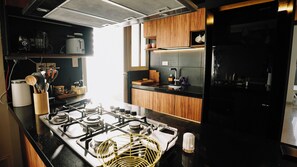 Private kitchen - Boutique 2BR in Equipetrol, Pool, Parking & Fast WiFi (Santa Cruz de la Sierra)