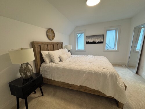 The Kempenfelt: Luxury 4-Bedroom Forest Retreat Near Horseshoe Valley