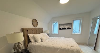 The Kempenfelt: Luxury 4-Bedroom Forest Retreat Near Horseshoe Valley