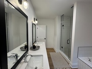 Towels, soap, toilet paper - The Kempenfelt: Luxury 4-Bedroom Forest Retreat Near Horseshoe Valley (Oro-Medonte)