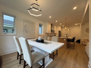 Dining - The Kempenfelt: Luxury 4-Bedroom Forest Retreat Near Horseshoe Valley (Oro-Medonte)