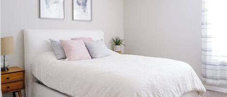 4 bedrooms, iron/ironing board, WiFi, bed sheets