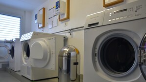 Uma lavanderia com várias máquinas de lavar e um sistema de filtragem de água.