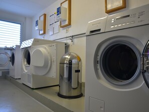 Eine Wäscherei mit mehreren Waschmaschinen und einem Wasserfiltersystem.