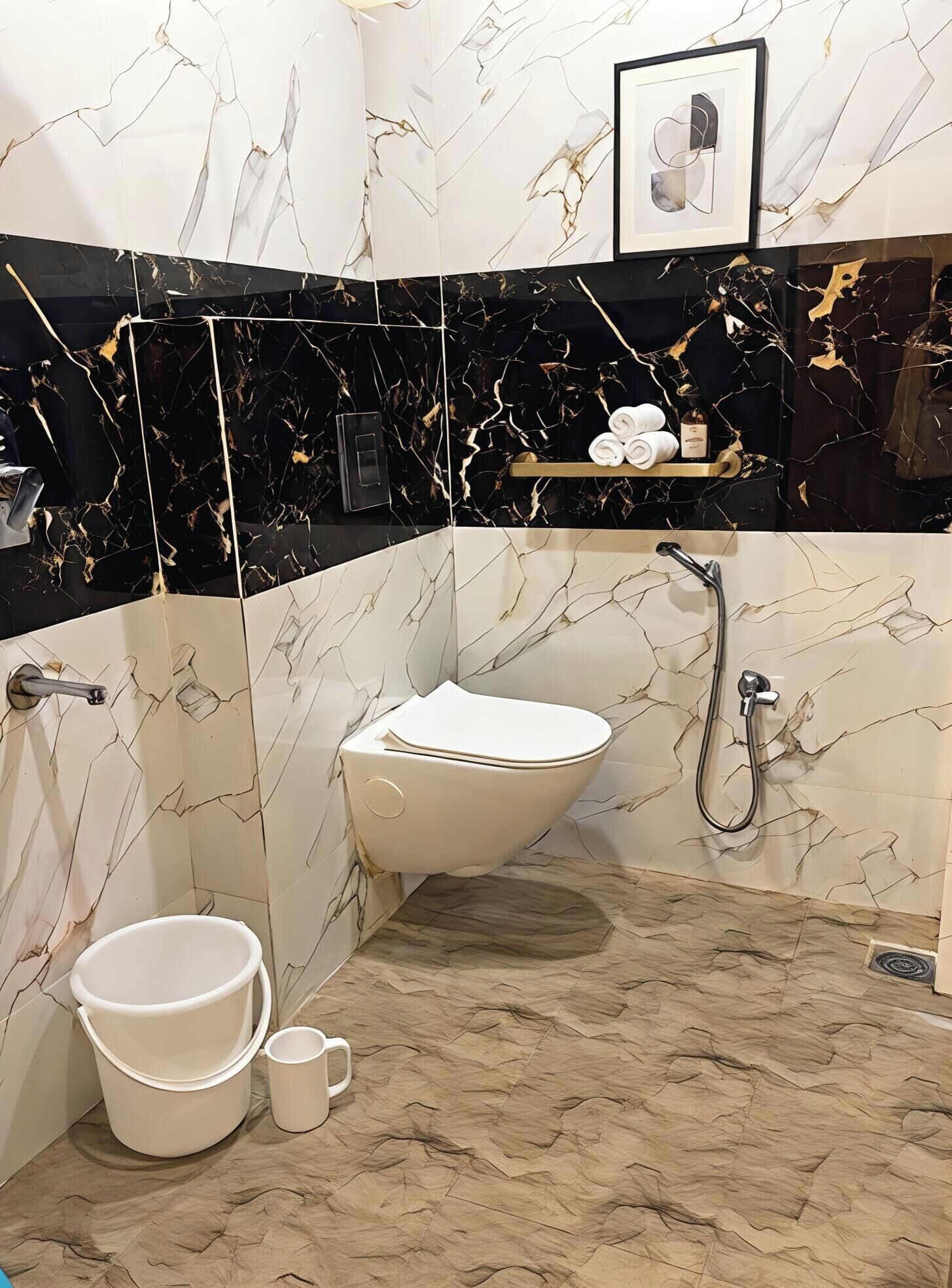 Een douche, gratis toiletartikelen, handdoeken, zeep