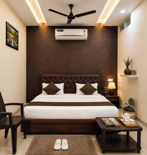Deluxe Room | WiFi (free) - Hotel Peacock Inn (Indore)