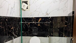 Een badkamer met toilet, douche en wastafel.