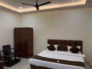 Deluxe Room | WiFi (free) - Hotel Peacock Inn (Indore)