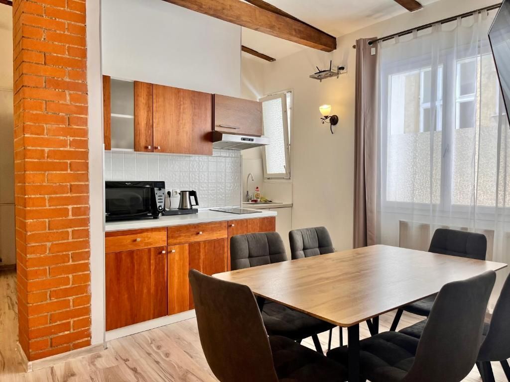 Apartment | Private kitchen | Fridge, microwave, oven, stovetop
