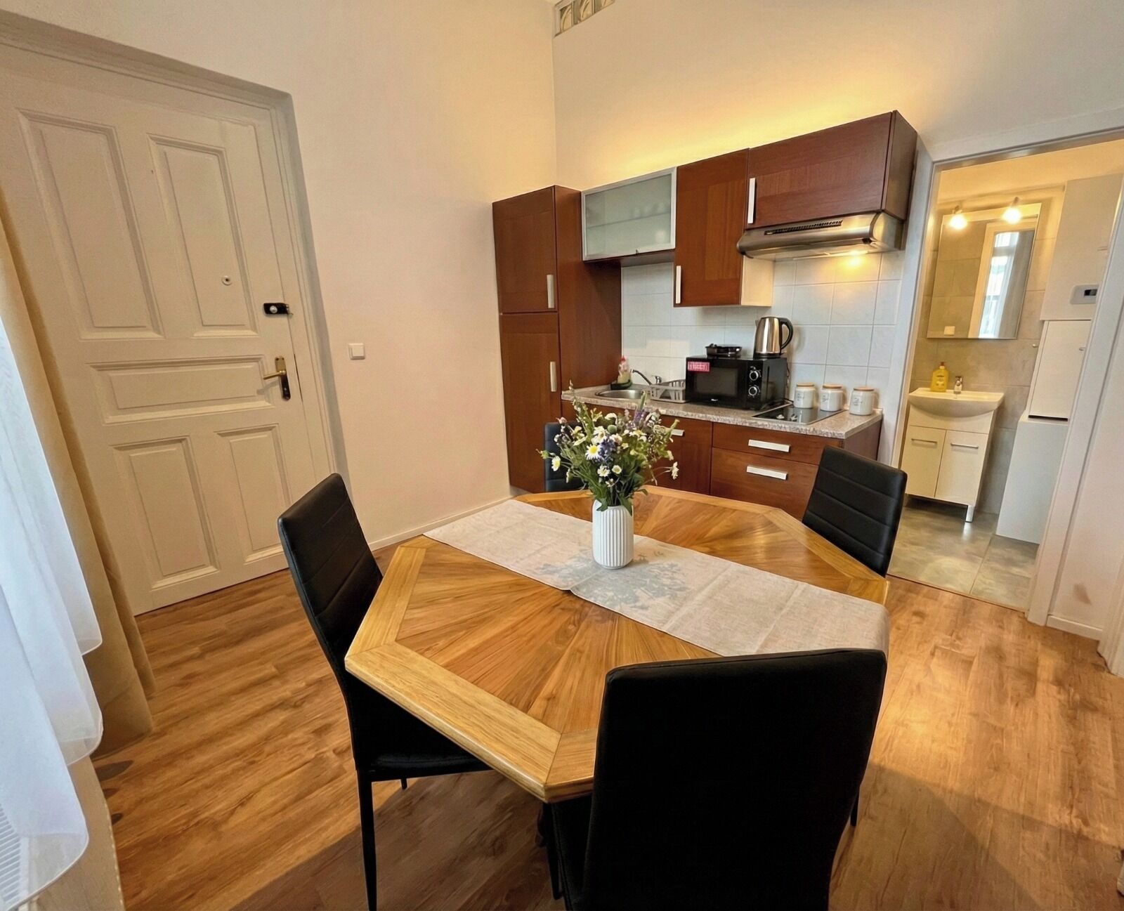 Comfort Apartment | Dining
