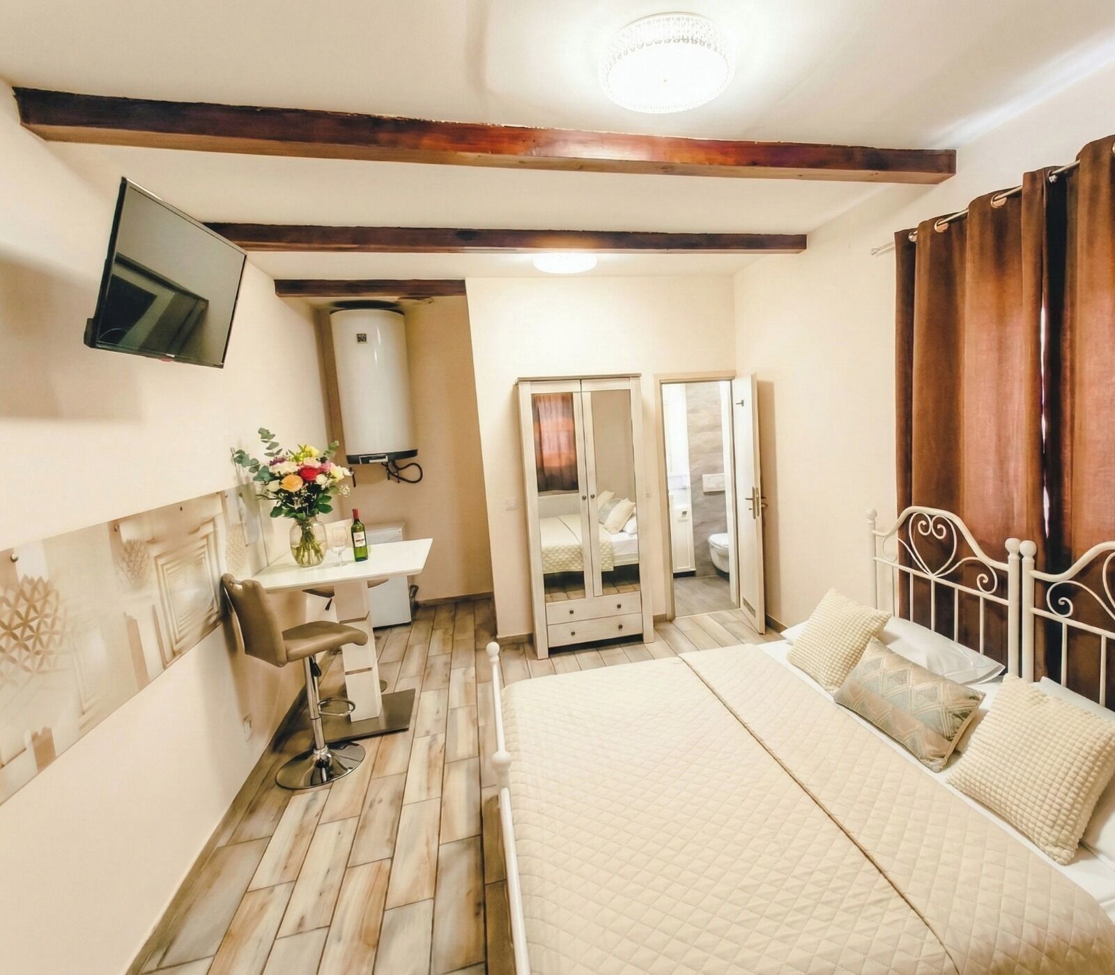 Standard Apartment | Desk, laptop workspace, WiFi (free)