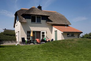 House | Exterior - Ijsselmeer Villa With Sauna & Whirlpool (Makkum)