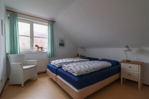 House | 3 bedrooms, iron/ironing board, individually furnished, bed sheets - Ijsselmeer Villa With Sauna & Whirlpool (Makkum)