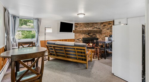 First Floor Retreat | Minutes to Stowe Mountain